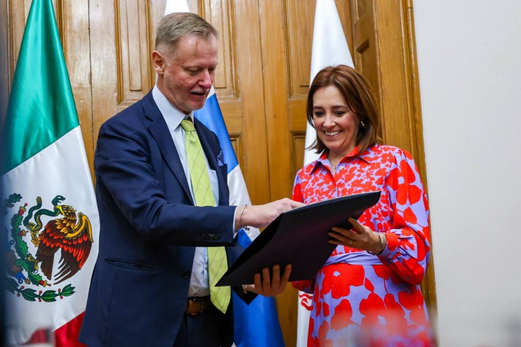 Encuentro entre la secretaria de turismo de nuevo león y el embajador de finlandia