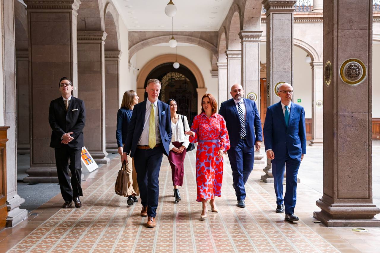 Embajador Ari Mäki y Secretaria Maricarmen Martínez