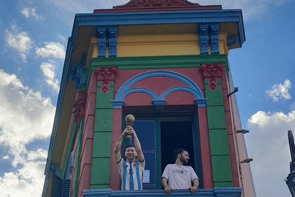 En el Barrio La Boca, se vive la pasión del Futbol Argentino