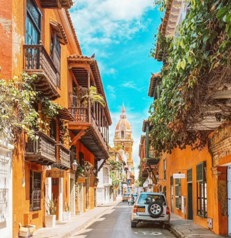 Aquel 1 de junio de 1533, el conquistador español Pedro de Heredia a su llegada encontró que la forma y ubicación estratégica de su bahía eran muy similares a la ciudad española portuaria de Cartagena ubicada en la provincia de Murcia, en el sureste de su país.