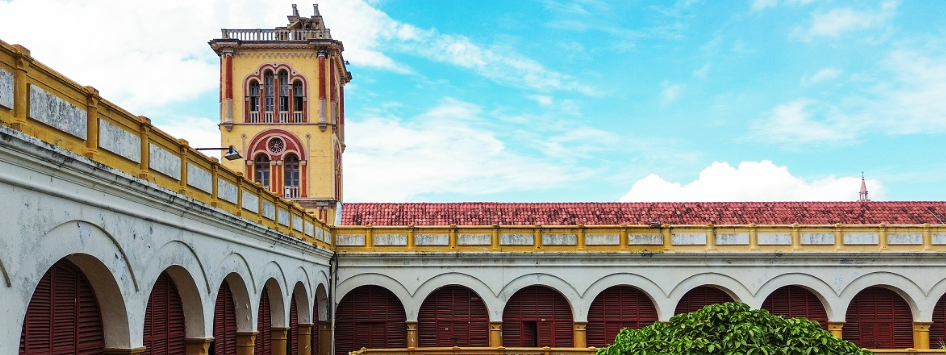 La Universidad de Cartagena fue fundada en 1827 por los próceres Simón Bolívar y Francisco de Paula Santander, se inauguró el 11 de noviembre de 1828 como parte de las celebraciones de la independencia de la ciudad que había tenido lugar en esa misma fecha del año 1811.