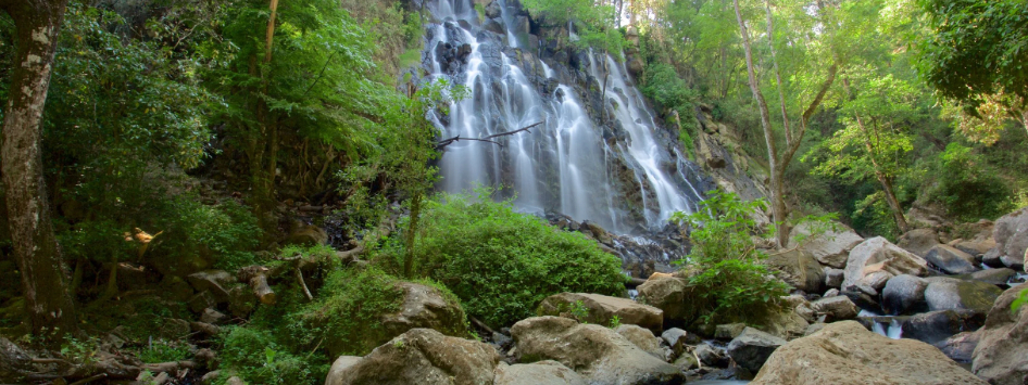 La cascada está ubicada en una reserva natural y su agua fluye hacia el lago Avándaro, que está en los alrededores.