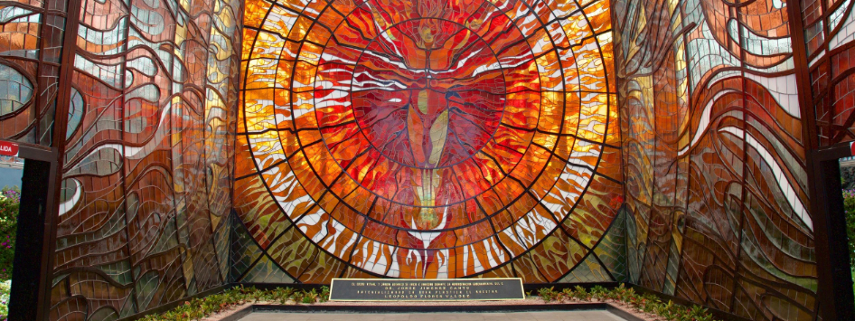 El Cosmovitral está ubicado en el interior de un antiguo mercado construido con el estilo art nouveau del siglo XX.