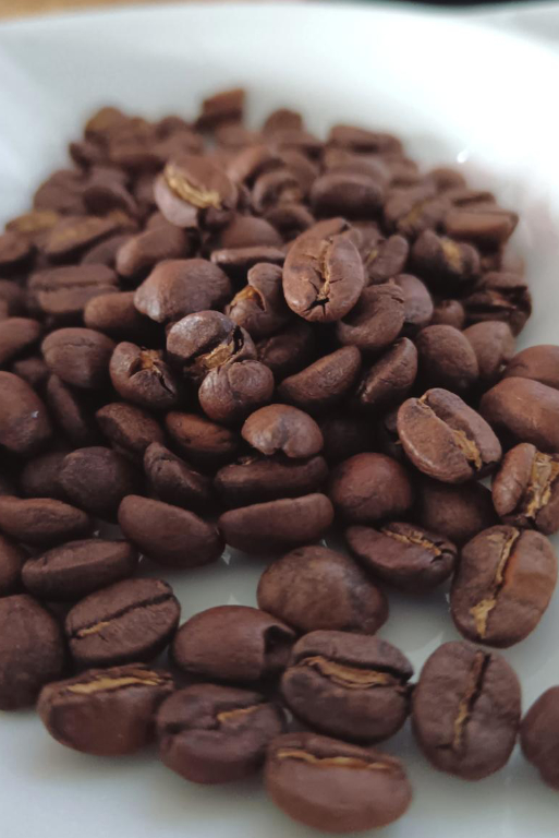 Durante años, IHCAFE ha liderado procesos técnicos, científicos y formativos para mejorar la calidad del café hondureño. Sin embargo, hacía falta un espacio que permitiera visibilizar de forma tangible esos logros, permitiendo a los visitantes y aliados degustar, aprender y valorar el resultado final de ese esfuerzo colectivo.