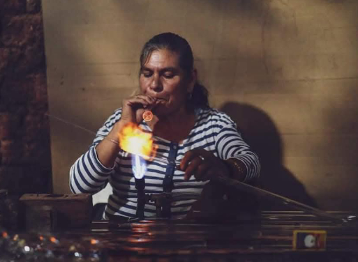 A nivel nacional, la esfera navideña elaborada por los artesanos michoacanos, es catalogada como la de mayor calidad en el mercado nacional y la segunda mundialmente, solo seguida por la producción alemana y, eso le ha valido obtener la denominación “Región de Origen”.