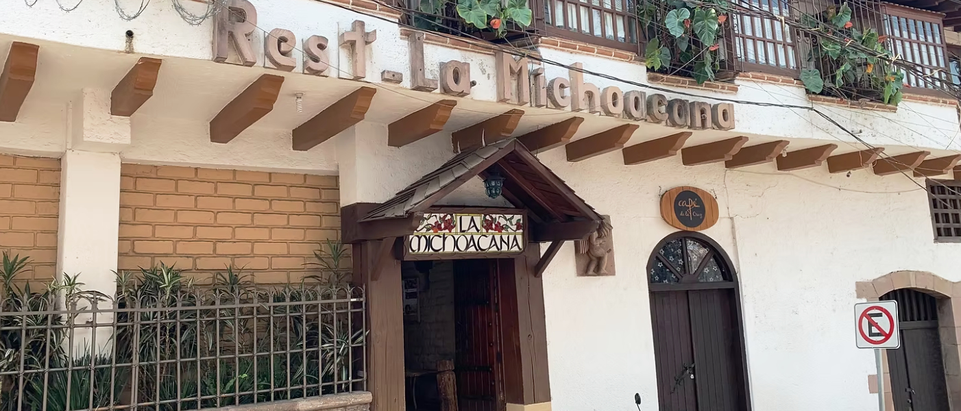 Desde 1976, La Michoacana ha sido más que un restaurante: es un emblema de la gastronomía local, una referencia turística y una historia viva de esfuerzo familiar que ha crecido al ritmo del desarrollo de Valle de Bravo como destino de alto valor cultural, natural y culinario.