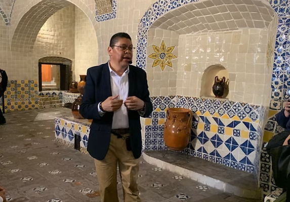 Flores González contextualizó el nacimiento del mole poblano en la época posterior a la caída de Tenochtitlan en 1521.