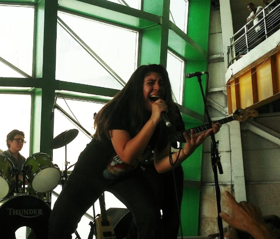 Las tres bandas subirán al escenario para rendir homenaje a las leyendas del rock, con versiones e interpretaciones en inglés y español que harán vibrar a los asistentes.