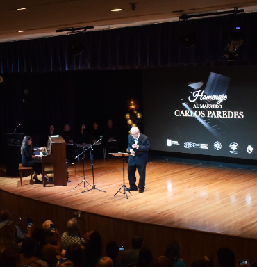 Las palabras de Guillermo Villarreal, cargadas de afecto y amistad, pintaron el retrato de un hombre discreto pero decisivo, un maestro que, sin descanso, ha hecho florecer los talentos y la seguridad de sus discípulos en el canto.