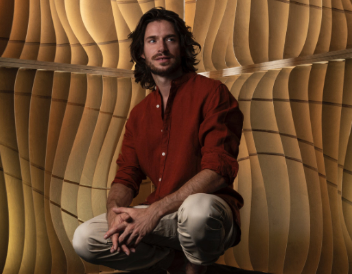 La velada contará con la participación del cantautor franco-canadiense Raph Delaé, una voz contemporánea que entrelaza la tradición de la chanson française con el pop actual y la poesía urbana.