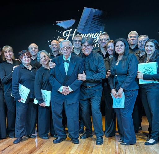 Anoche, cada nota fue gratitud, cada pausa, reverencia. El maestro Carlos Paredes no sólo formó voces: formó espíritus. Y ayer, todos los que fueron tocados por su enseñanza respondieron con lo mejor que sabían dar: su voz.