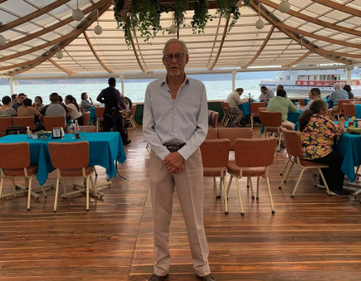 Mi hermano fue quien trajo la idea. Decía: si tenemos el lago y no se está usando como atractivo gastronómico, ¿por qué no hacer un restaurante flotante?”, recuerda Don David. Así nació el proyecto, inicialmente llamado El Perico Marinero, inaugurado por su padre en el año del Mundial de 1970.
