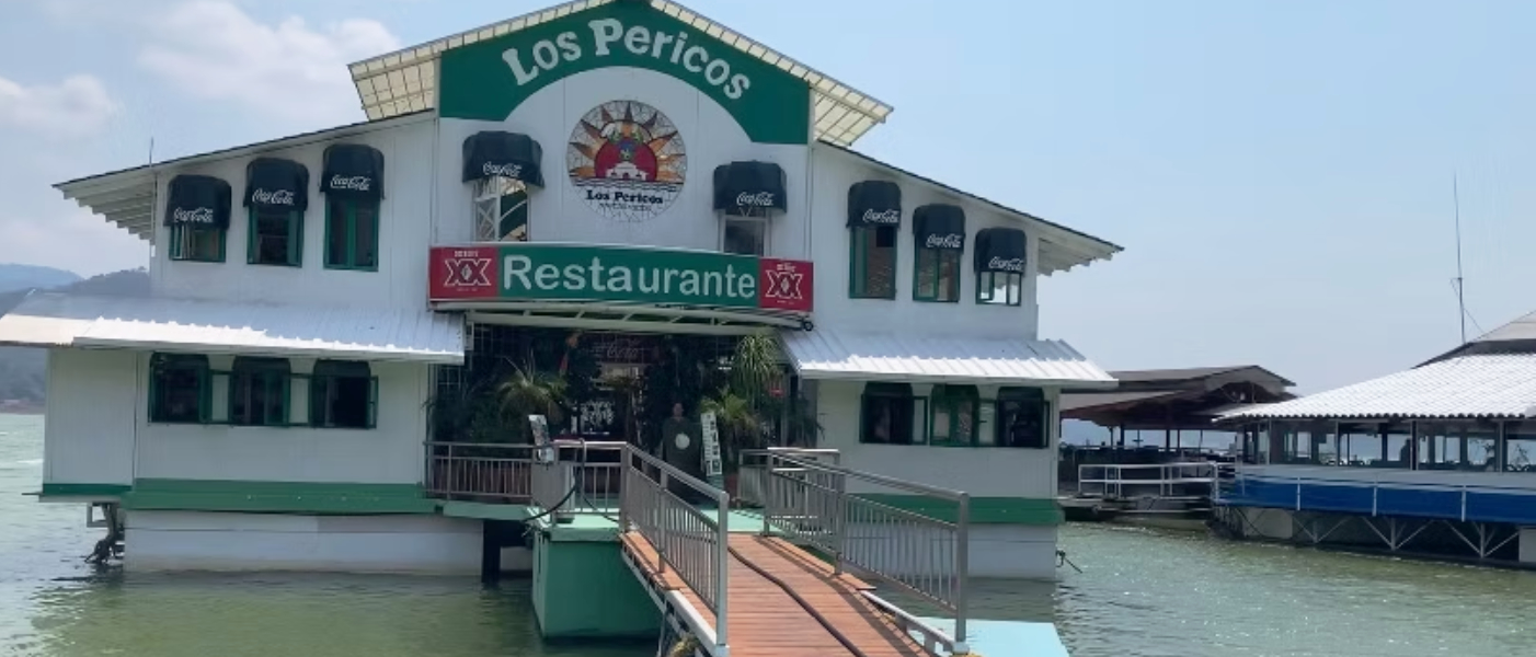Enclavado en las aguas del majestuoso lago de Valle de Bravo, “Los Pericos” no solo ofrece buena comida