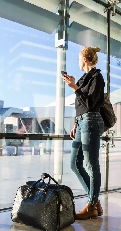 Una de las medidas más visibles es el derecho a llevar una maleta de cabina sin pagar extra, junto con un objeto personal. Pero la iniciativa aún no se ha convertido en ley: falta la votación del pleno del Parlamento y la negociación con los Estados miembros.