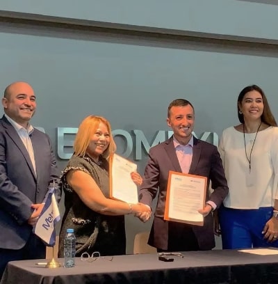 El acuerdo fue firmado en el auditorio de las oficinas corporativas de la aerolínea, ubicadas en Paseo de la Reforma, con la presencia de directivos de ambas instituciones, socios comerciales y medios especializados.