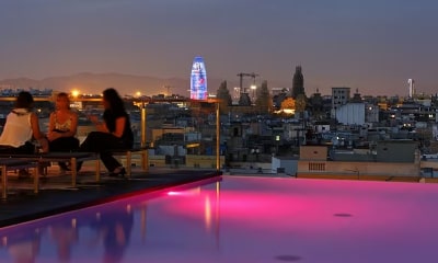 Ir de terrazas es casi un estilo de vida en Barcelona y, sobre todo, durante el verano. Son muchas, abundan las que se asoman al mar en el Port Vell, las hay de moda en reconocidos hoteles y estilosas en el Passeig de Gràcia.