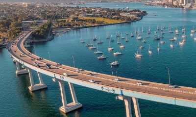 Llegar a Coronado es parte de la experiencia. El Coronado Bridge ofrece una de las vistas más espectaculares del skyline de San Diego.