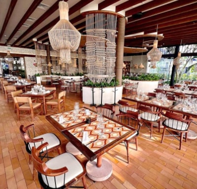 UMO, es un restaurante de cocina mexicana yucateca tradicional, que cuenta con un hermoso espacio adornado de las tradiciones milenarias de este pueblo. Mismas tradiciones que revive para los métodos de cocina que utiliza para sus platillos, armados con ingredientes locales y de temporada.