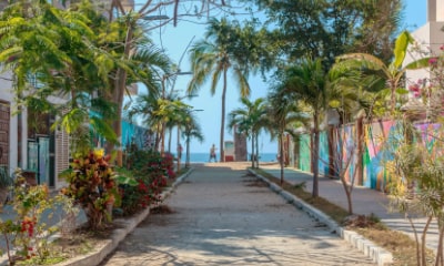 Calles empedradas, cocina de autor y surf en olas doradas… en San Pancho, el lujo se mide en momentos que te recuerdan que la vida es rica.