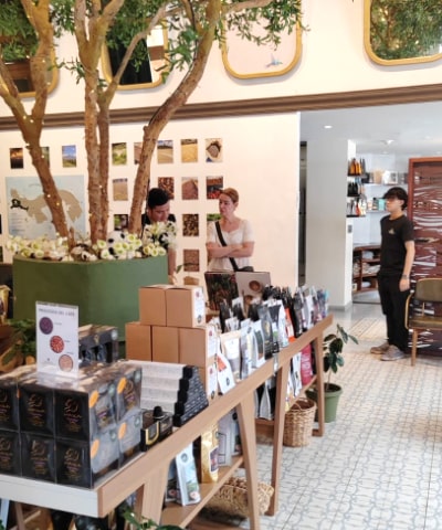 Podrás comprar tu café de especialidad Geisha el cual va respaldado con su certificado de autenticiad de la finca productora, son más 30 fincas de las tierras altas chiricanas que se hacen presente en esta embajada del mejor café del mundo.