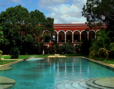 Hacienda Xcanatún – Mérida
Ubicada a pocos minutos de la ciudad, esta hacienda del siglo XVIII destaca por su diseño sobrio y elegante, y una oferta gastronómica de alto nivel.