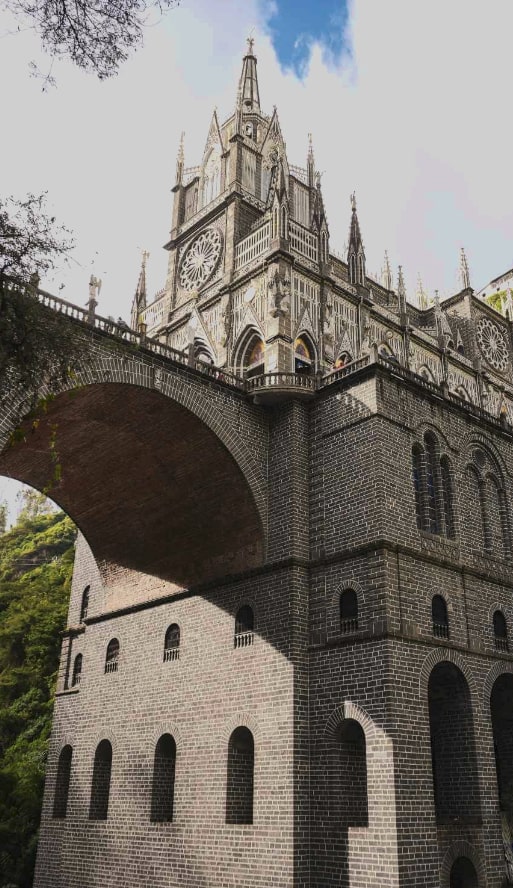 Las Lajas es poesía en piedra, en agua. En matices verdes, marrones y azules. Un templo donde las piedras cantan mientras el río reza. Ten en cuenta al visitarlo que este lugar se entiende a través de su historia.