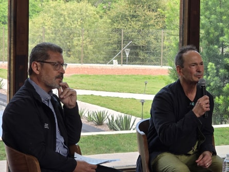 En los conmovedores poemas de Dos veces vivo, Forrest Gander aborda las exigencias de nuestro tiempo