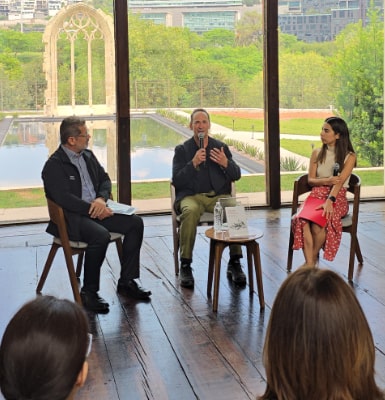 Forrest Gander (1956) es poeta, traductor, ensayista y novelista estadounidense.