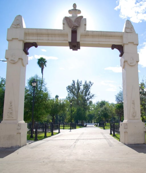 Las denominaciones de origen e indicaciones geográficas son figuras jurídicas que permiten distinguir los productos de una región, proteger su autenticidad y convertirlos en motores de desarrollo económico, turismo gastronómico y preservación cultural.