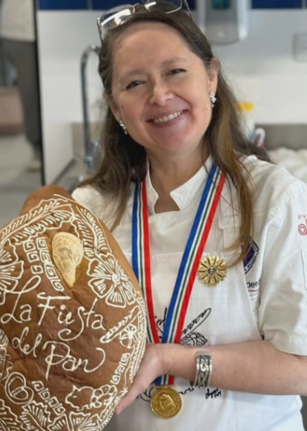 La chef Balderas concluyó su ponencia compartiendo su proyecto de investigación sobre la panadería sin gluten y las harinas alternativas, como las de arroz, maíz y mezquite.