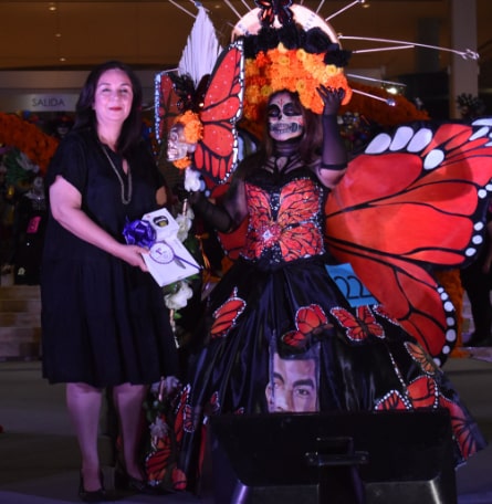 El concurso Catrín y Catrina enaltece la imagen de la Catrina, creada por el ilustrador José Guadalupe Posada a principios del siglo XX y popularizada por el muralista Diego Rivera, como un ícono del Día de Muertos en México.