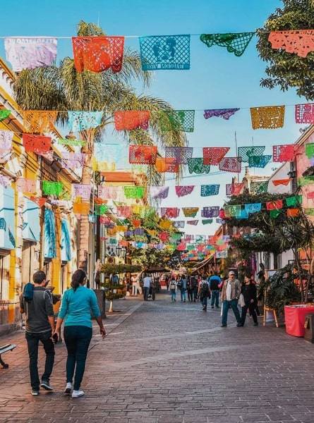 En el marco del Día Nacional de los Pueblos Mágicos, celebrado cada 5 de octubre, la secretaria de Turismo destacó que, bajo el liderazgo de la Presidenta Claudia Sheinbaum Pardo, este programa ha dignificado y puesto en valor a comunidades rurales, históricas y culturales, reconociendo su contribución al patrimonio de México.