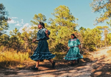 En la prueba de 8.5 kilómetros, la rarámuri Rosa Amelia Corrales, originaria de Guachochi, hizo historia al convertirse en la primera mujer de su comunidad en lograr un primer lugar en este circuito.