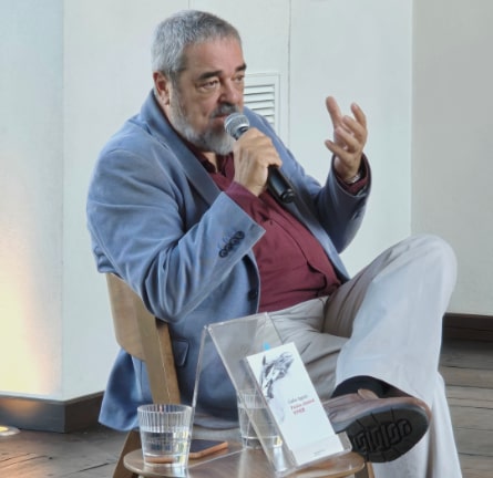 Carlos Aganzo (Madrid, 1963) es Premio Nacional de las Letras Teresa de Ávila y autor de una veintena de poemarios, entre ellos “Las voces encendidas”, “Las flautas de los bárbaros”, “En la región de Nod”, “Jardín con biblioteca” y “Paraíso claustral”.