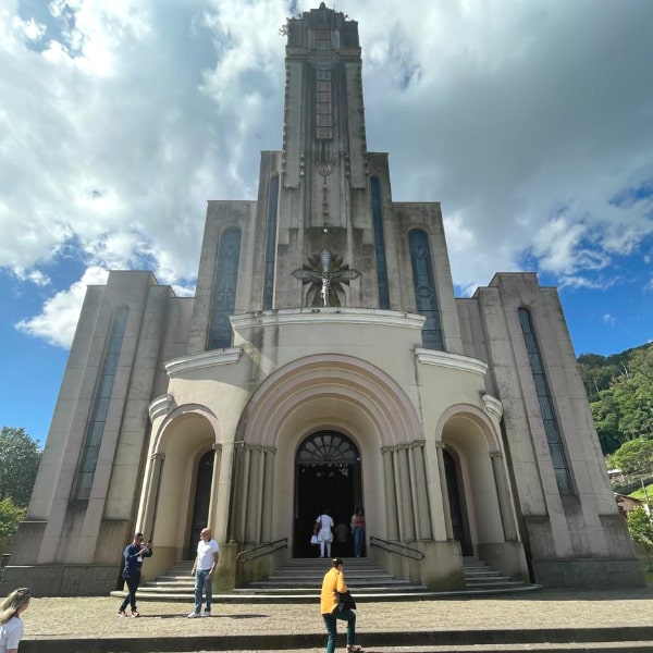 Entre los principales atractivos turísticos de Caxias do Sul figuran: Iglesia de Sao Pellegrino, Museo de Casa de Piedra, Parroquia de Santa Teresa, Bodega Quinta Don Bonifacio, Barrio Galopolis, viñedos y un sinnúmero de parques y atractivos naturales con prácticas ecológicas y sustentables.