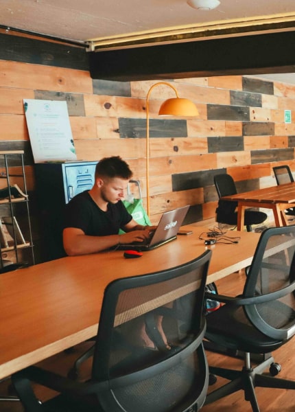 El auge de este estilo de vida ha generado un nuevo dinamismo en el mercado inmobiliario. Las rentas temporales de largo plazo y las propiedades equipadas con conectividad premium se han convertido en el estándar de quienes buscan movilidad sin perder comodidad.