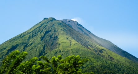 El volcán es el corazón geológico y visual de La Fortuna